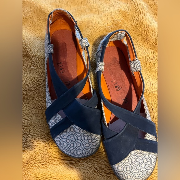 Super cute slip on shoes 7.5 gently worn - Picture 2 of 5